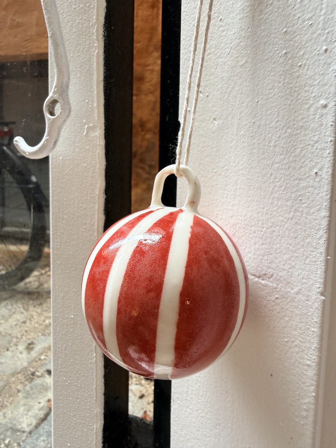 Rød og hvid juletræskugle