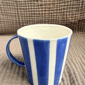 Høj kaffekop med klare blå og hvide striber