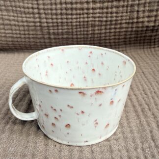 Hvid kaffekop med rosa pletter