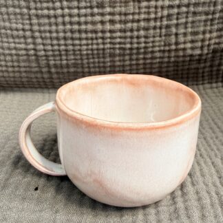 Hvid kaffekop med rosa kant og hank