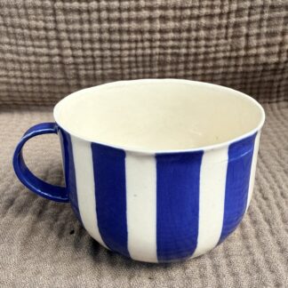 Kaffekop med blå og hvide striber og blå hank