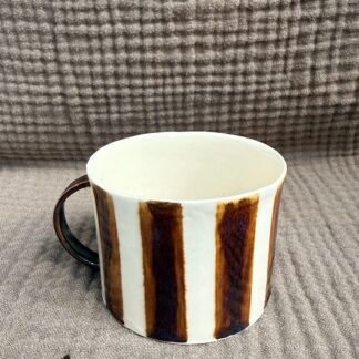 Kaffekop med brune og hvide striber og hank