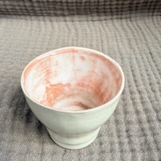 Hvid cortadokop med rosa inderside uden hank