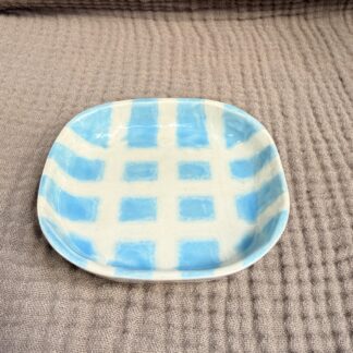 Desserttallerken med lyseblå og hvide tern