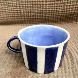 Lav kaffekop med blå og hvide striber og blå inderside