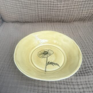 Gul lille dyb tallerken med sort blomst