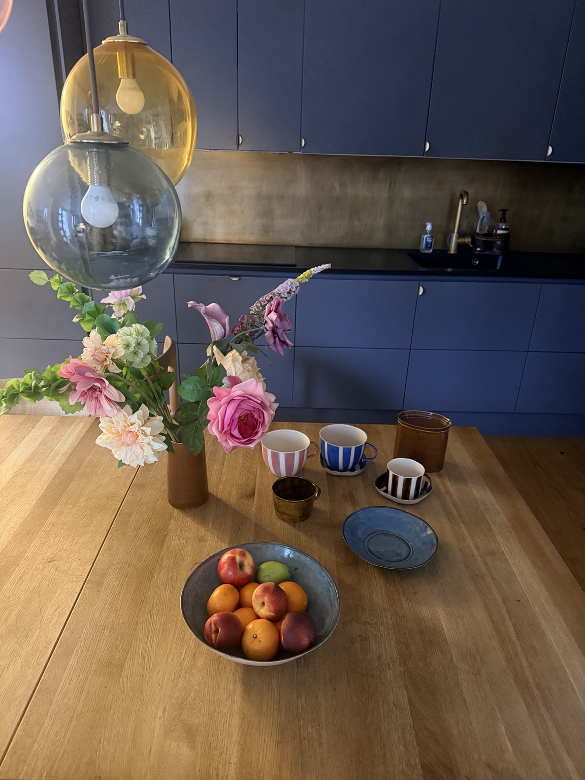 Keramik og blomster på et træbord i værkstedet
