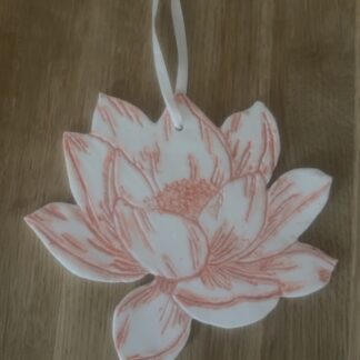 Lotusblomst i hvid keramik med rosa detaljer og hvidt ophængsbånd